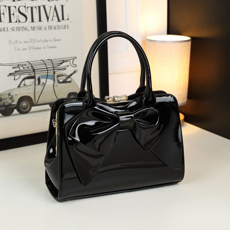 Structured handbag interior and lining detail