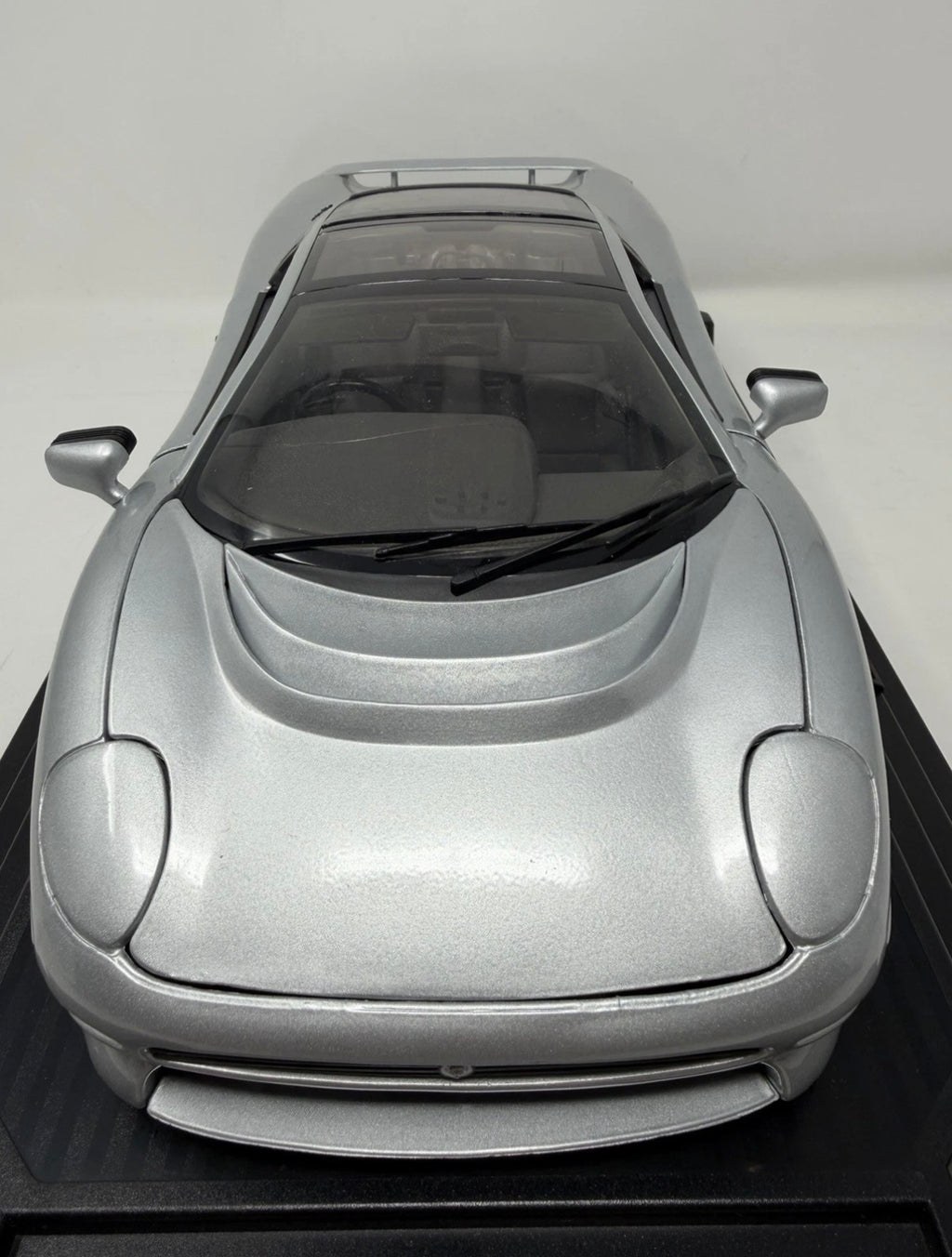 Maisto Jaguar XJ220 1992 diecast model in silver, 1:12 scale with original box, detailed collectible toy car.