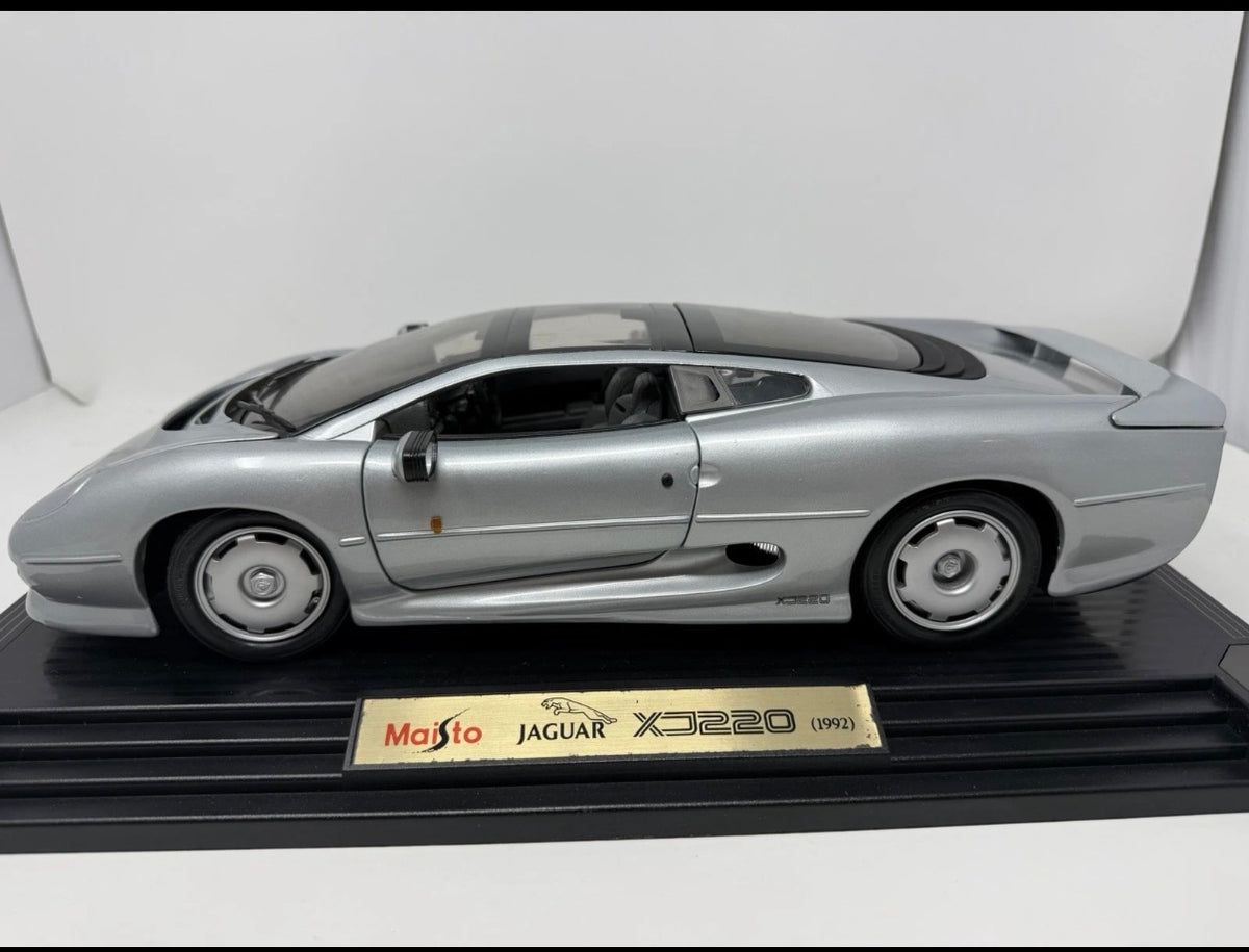 Maisto Jaguar XJ220 1992 diecast model car in silver, displayed with its original box, detailed toy collectible.