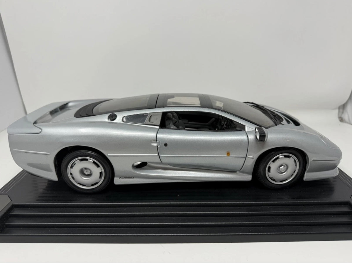 Maisto Jaguar XJ220 1992 diecast model in silver, detailed 1:12 scale toy with original box, collectible car display piece