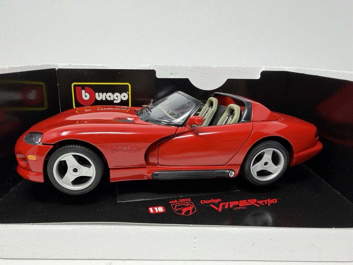 Bburago Diamonds 1:18 red Dodge Viper RT/10 1992, front three-quarter view on display base