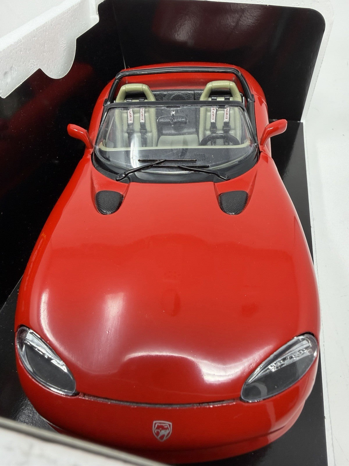 Bburago Diamonds 1:18 red Dodge Viper RT/10 1992, overhead front view of the bonnet