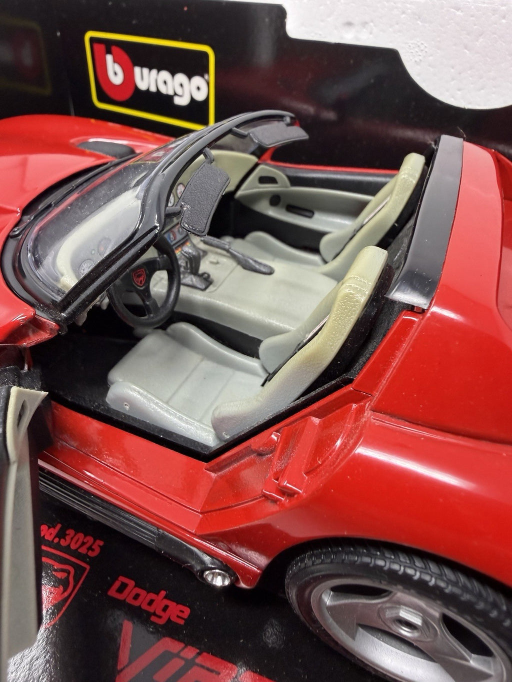 Bburago Diamonds 1:18 red Dodge Viper RT/10 1992, open door showing grey interior