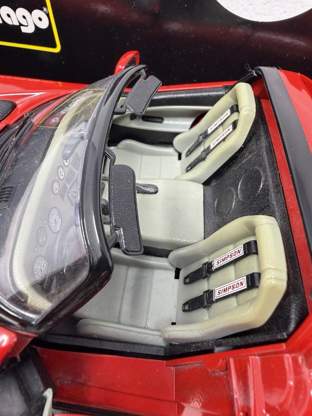 Bburago Diamonds 1:18 red Dodge Viper RT/10 1992, seats with Simpson harness detailing