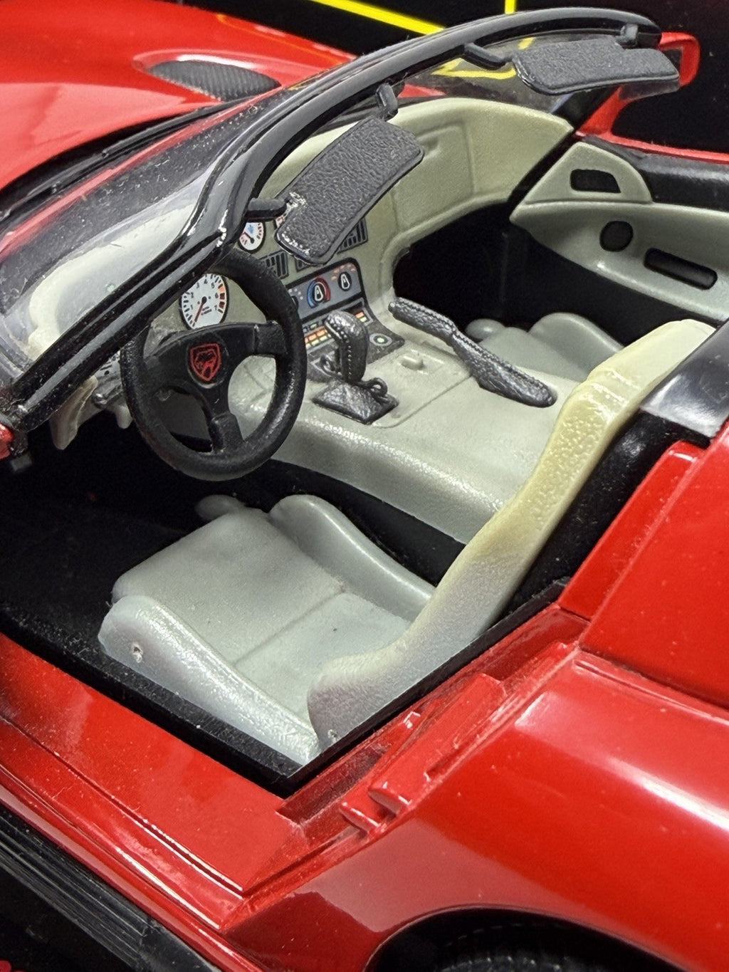 Bburago Diamonds 1:18 red Dodge Viper RT/10 1992, dashboard and steering wheel