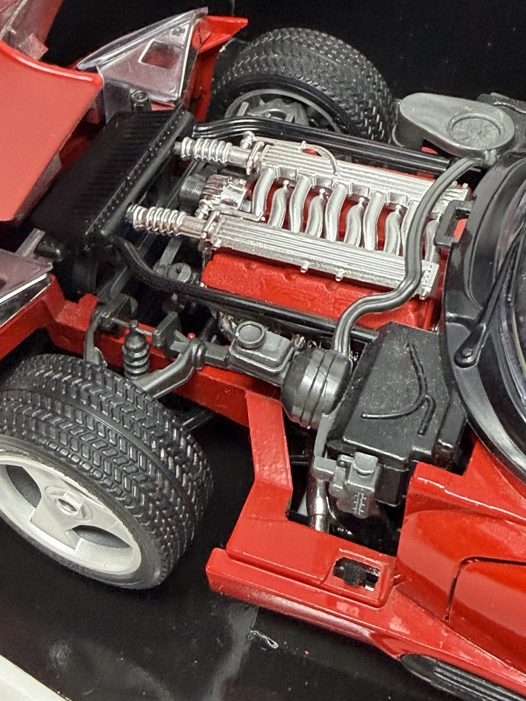 Bburago Diamonds 1:18 red Dodge Viper RT/10 1992, open bonnet showing detailed V10 engine