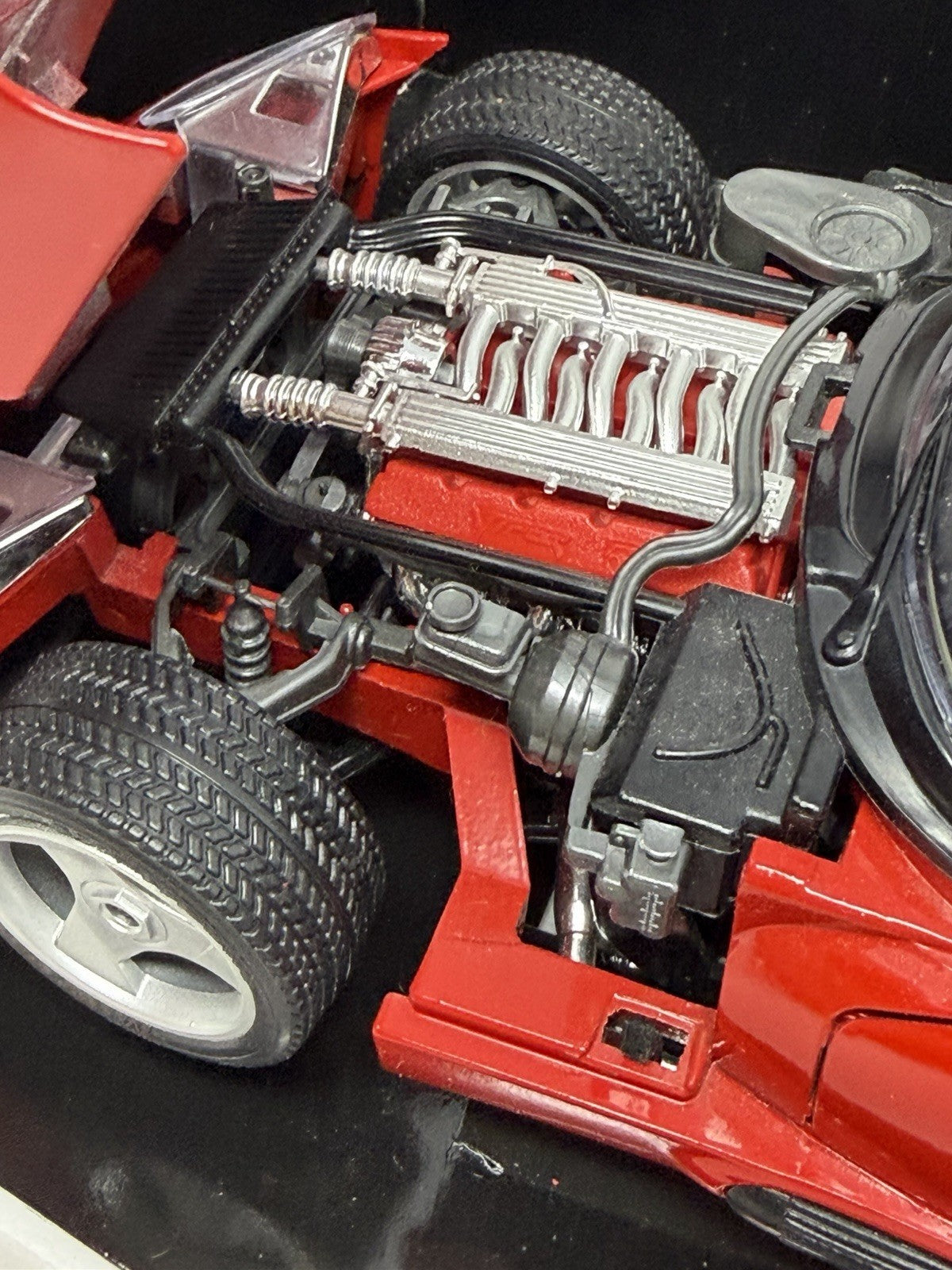 Bburago Diamonds 1:18 red Dodge Viper RT/10 1992, open bonnet showing detailed V10 engine