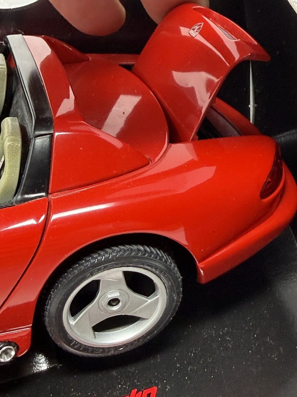 Bburago Diamonds 1:18 red Dodge Viper RT/10 1992, opened boot lid