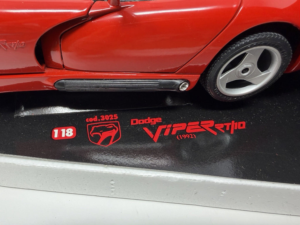 Bburago Diamonds 1:18 red Dodge Viper RT/10 1992, side view with Viper RT/10 lettering on the display base