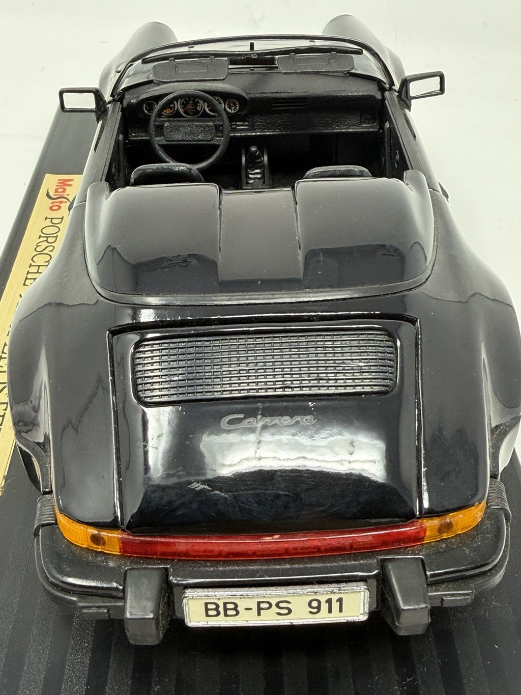 Maisto 1:18 Porsche 911 Carrera Speedster 1989 black die-cast model – photo 7 of 12