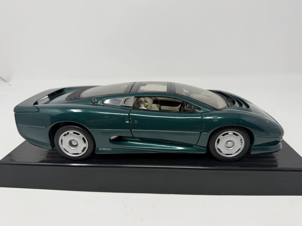 Maisto 1:18 British Racing Green Jaguar XJ220 die-cast model – photo 11 of 23