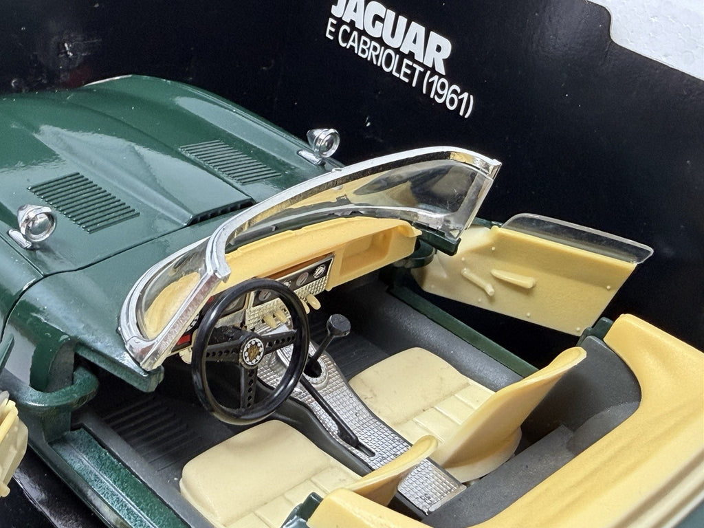 Bburago 1:18 green Jaguar E Cabriolet die-cast model – photo 8 of 22