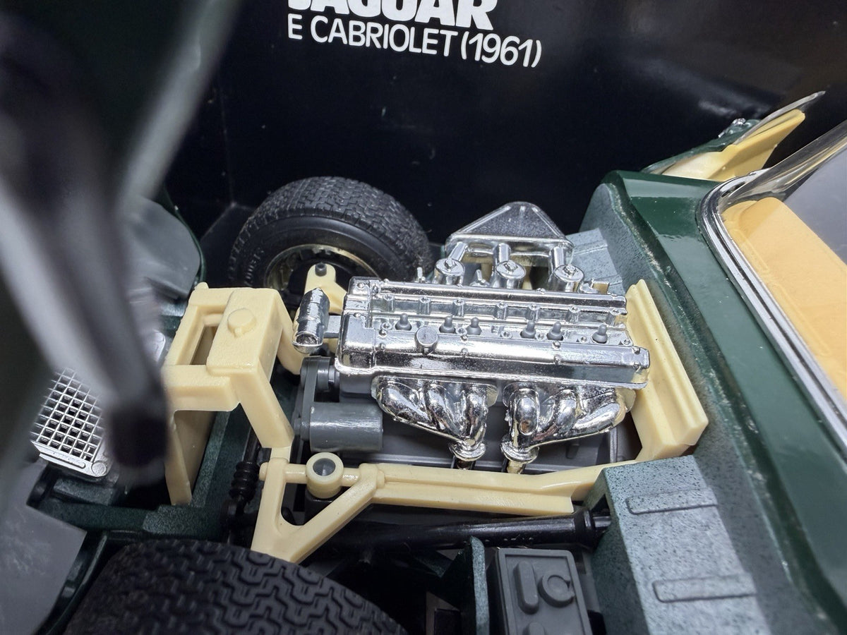 Bburago 1:18 green Jaguar E Cabriolet die-cast model – photo 10 of 22