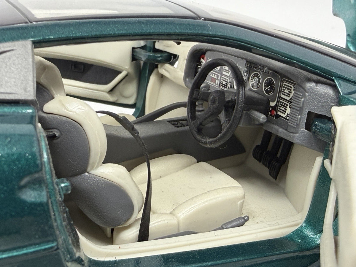 Maisto 1:18 British Racing Green Jaguar XJ220 die-cast model – photo 21 of 23