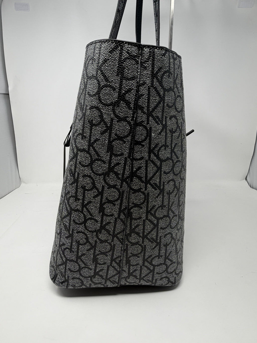 Calvin Klein CK monogram tote bag with black pebbled organiser pouch – photo 8 of 16