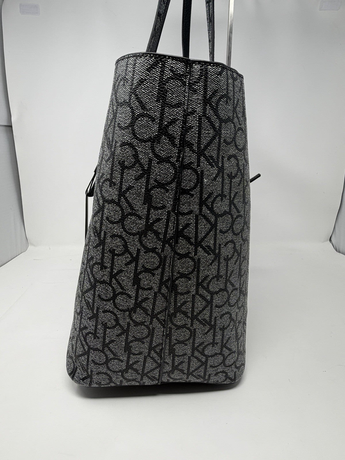 Calvin Klein CK monogram tote bag with black pebbled organiser pouch – photo 8 of 16