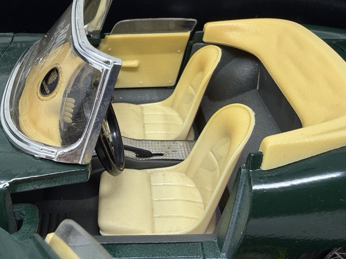 Bburago 1:18 green Jaguar E Cabriolet die-cast model – photo 7 of 22