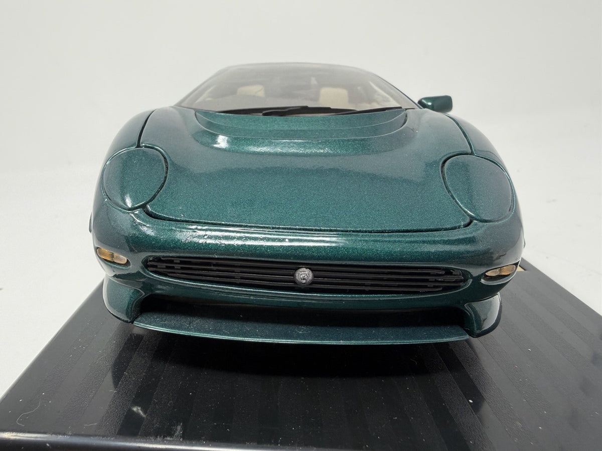 Maisto 1:18 British Racing Green Jaguar XJ220 die-cast model – photo 10 of 23