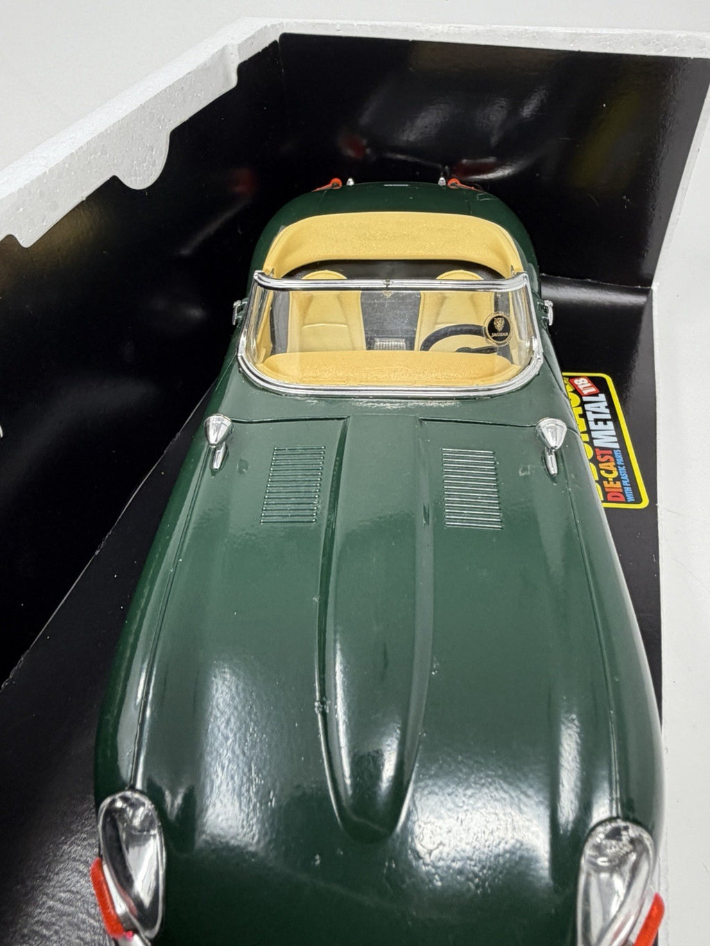Bburago 1:18 green Jaguar E Cabriolet die-cast model – photo 13 of 22
