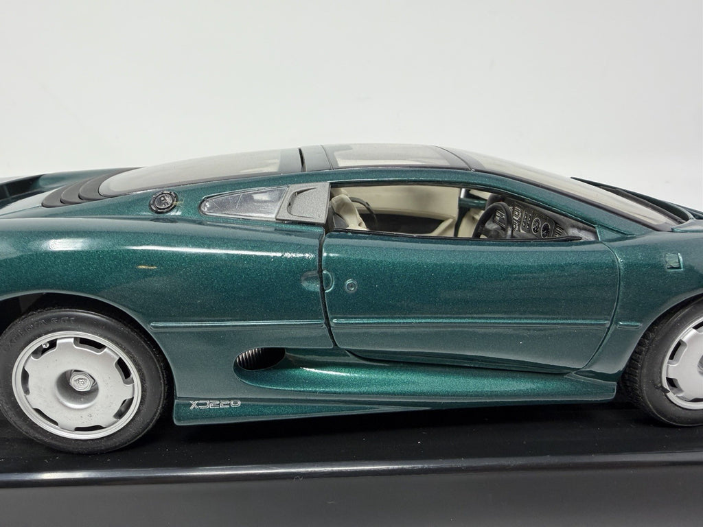 Maisto 1:18 British Racing Green Jaguar XJ220 die-cast model – photo 13 of 23