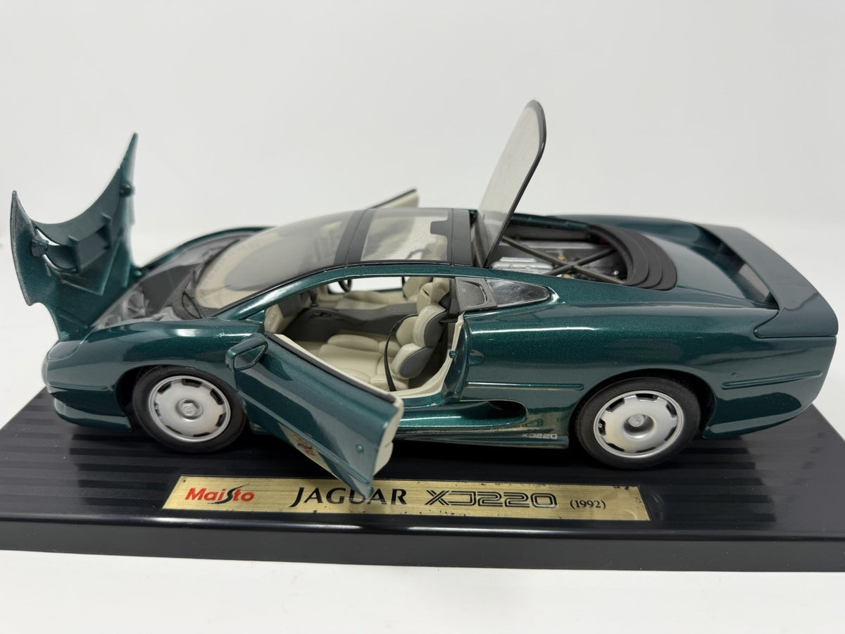 Maisto 1:18 British Racing Green Jaguar XJ220 die-cast model – photo 17 of 23