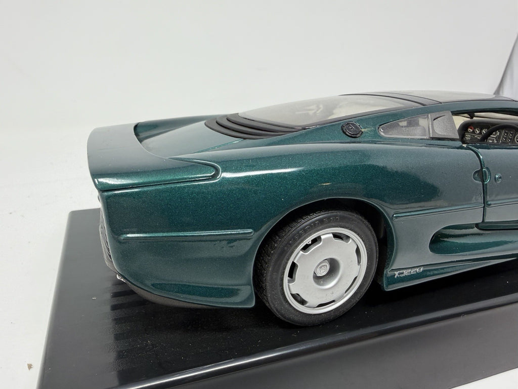 Maisto 1:18 British Racing Green Jaguar XJ220 die-cast model – photo 14 of 23