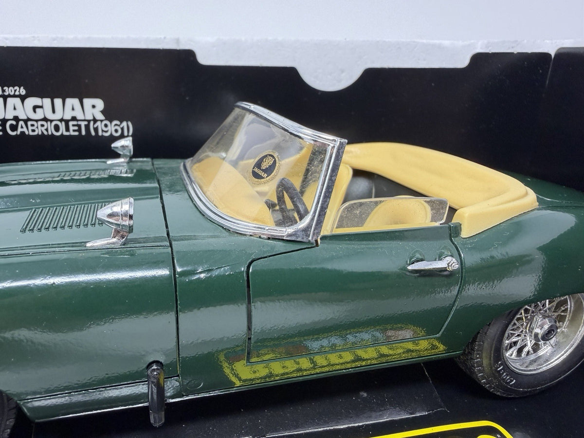 Bburago 1:18 green Jaguar E Cabriolet die-cast model – photo 6 of 22