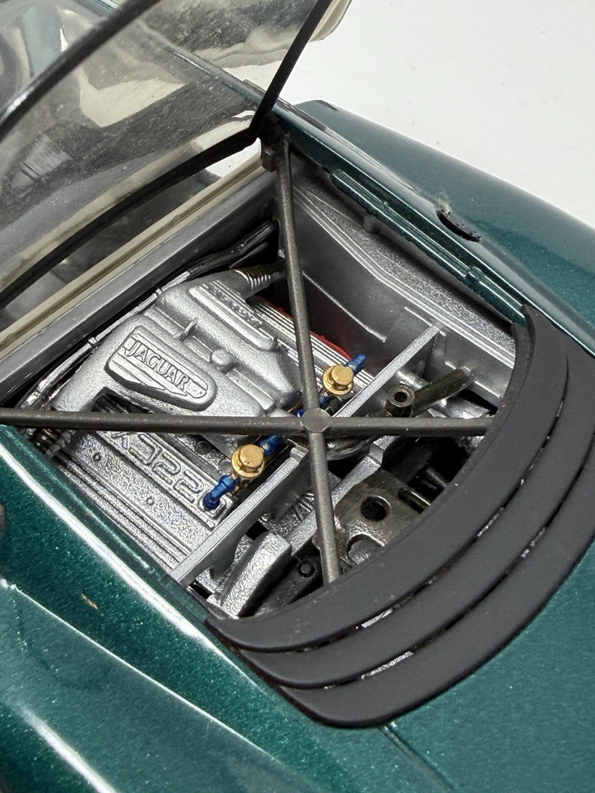 Maisto 1:18 British Racing Green Jaguar XJ220 die-cast model – photo 20 of 23