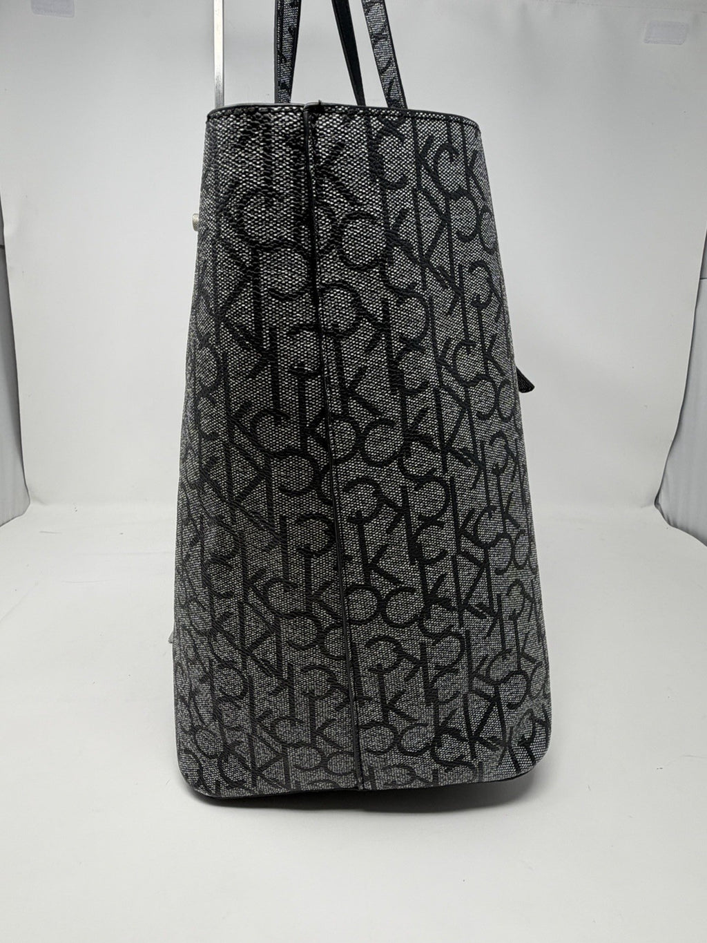 Calvin Klein CK monogram tote bag with black pebbled organiser pouch – photo 9 of 16