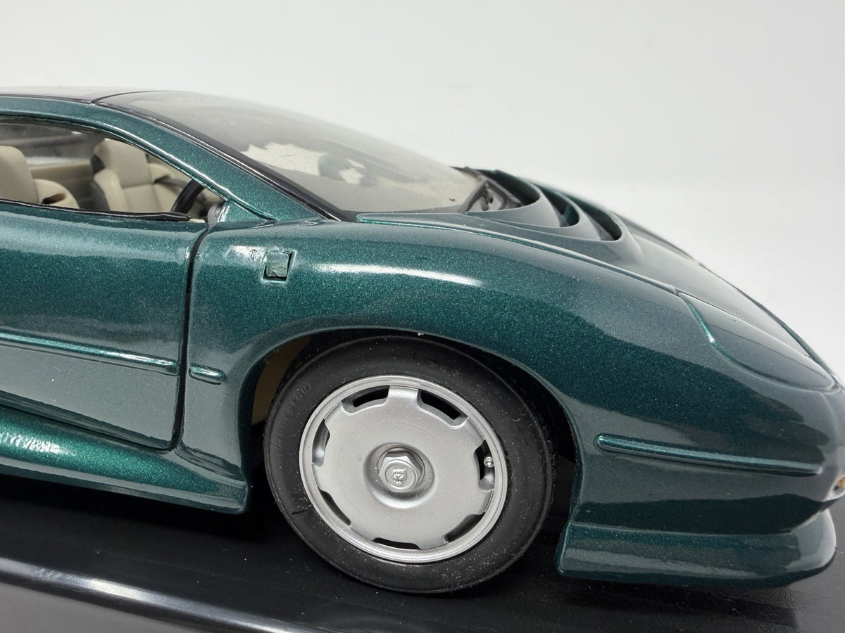 Maisto 1:18 British Racing Green Jaguar XJ220 die-cast model – photo 12 of 23
