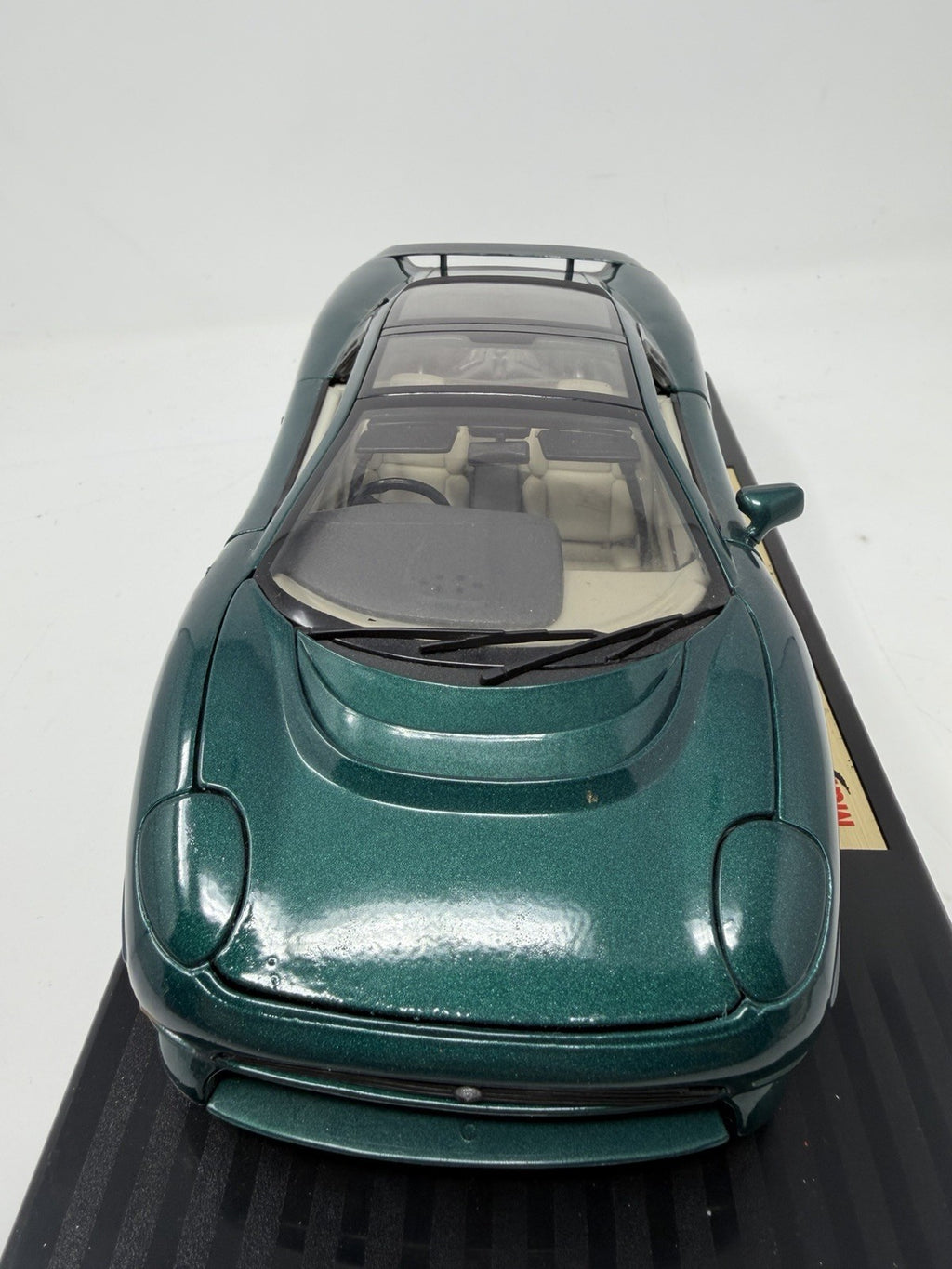 Maisto 1:18 British Racing Green Jaguar XJ220 die-cast model – photo 9 of 23