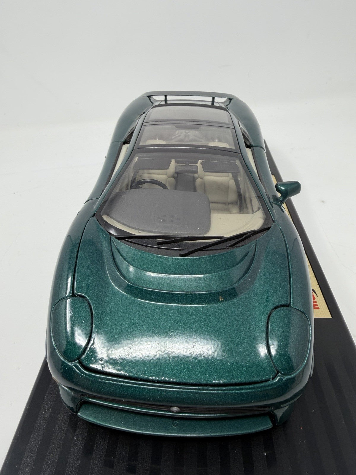 Maisto 1:18 British Racing Green Jaguar XJ220 die-cast model – photo 9 of 23