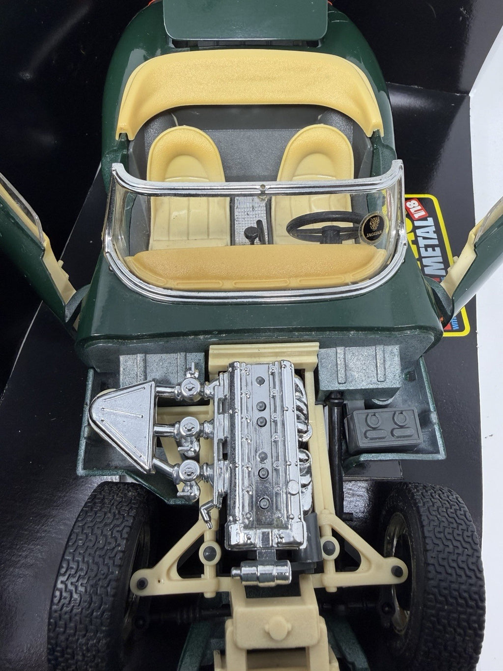 Bburago 1:18 green Jaguar E Cabriolet die-cast model – photo 11 of 22
