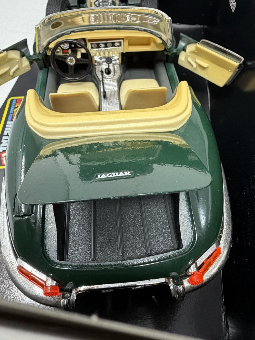 Bburago 1:18 green Jaguar E Cabriolet die-cast model – photo 12 of 22