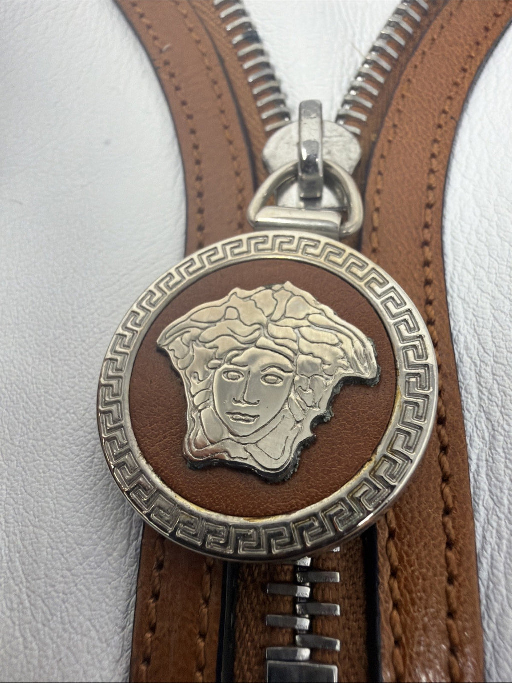 Versace Y2K white and tan leather shoulder bag with Medusa zip charm – photo 19 of 24