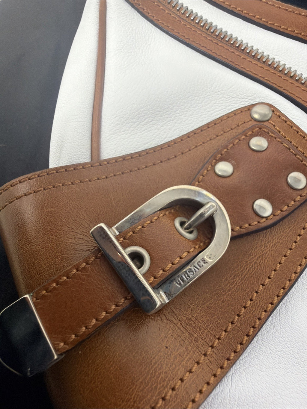 Versace Y2K white and tan leather shoulder bag with Medusa zip charm – photo 20 of 24