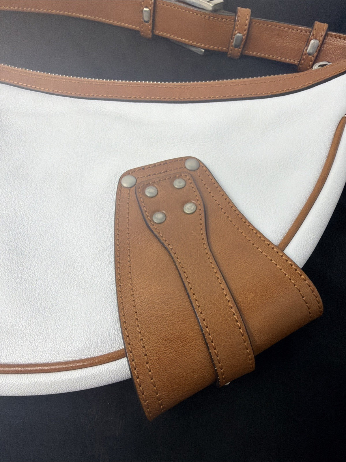 Versace Y2K white and tan leather shoulder bag with Medusa zip charm – photo 22 of 24