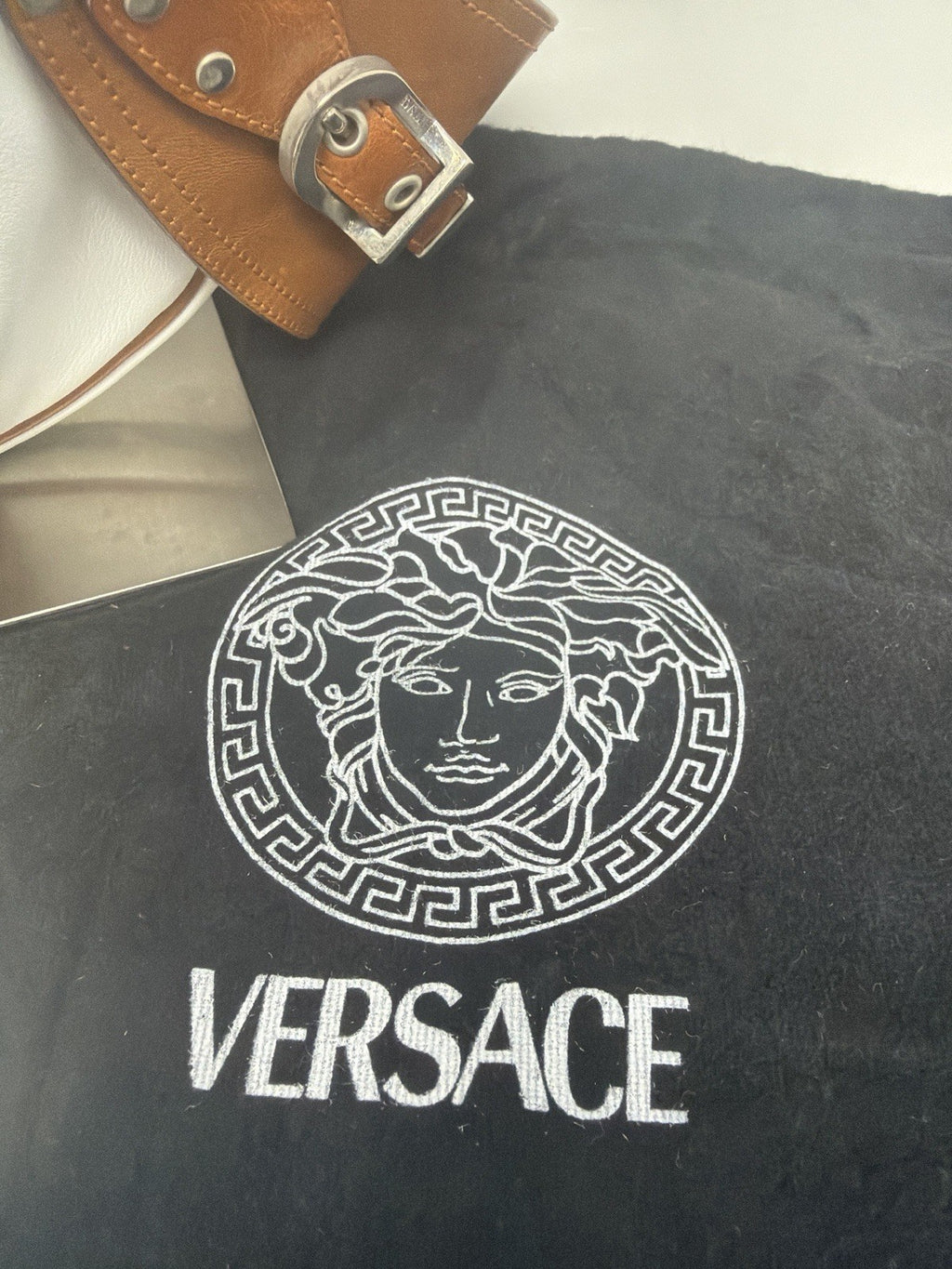Versace Y2K white and tan leather shoulder bag with Medusa zip charm – photo 4 of 24