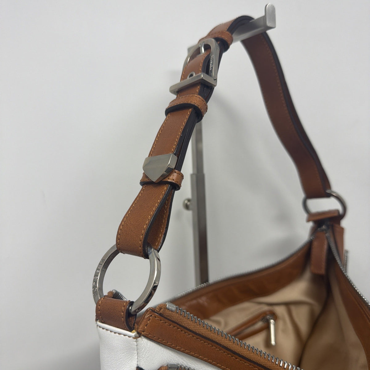 Versace Y2K white and tan leather shoulder bag with Medusa zip charm – photo 8 of 24