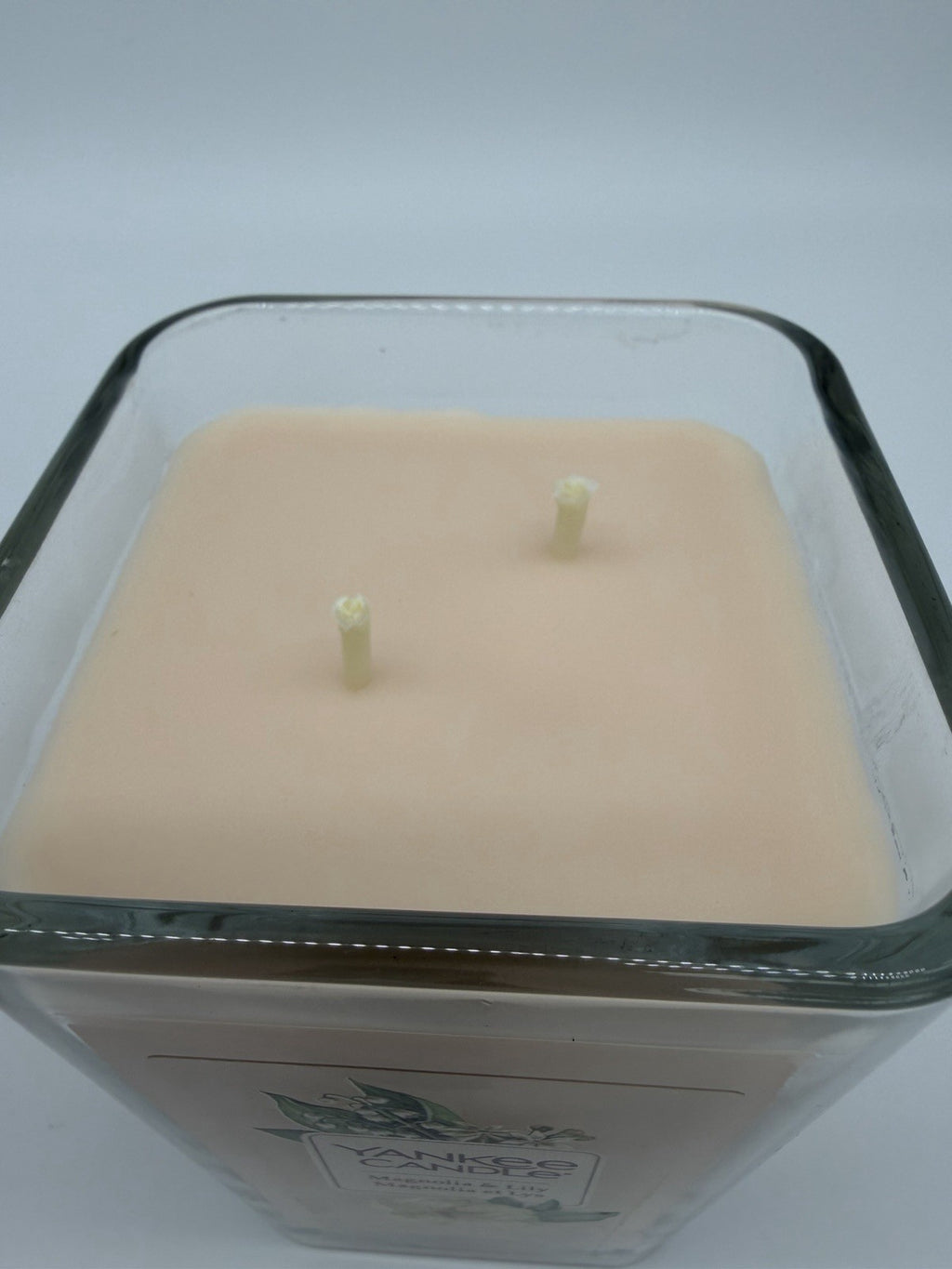 Yankee Candle Elevation Magnolia & Lily 552g – top view of unlit wicks and wax