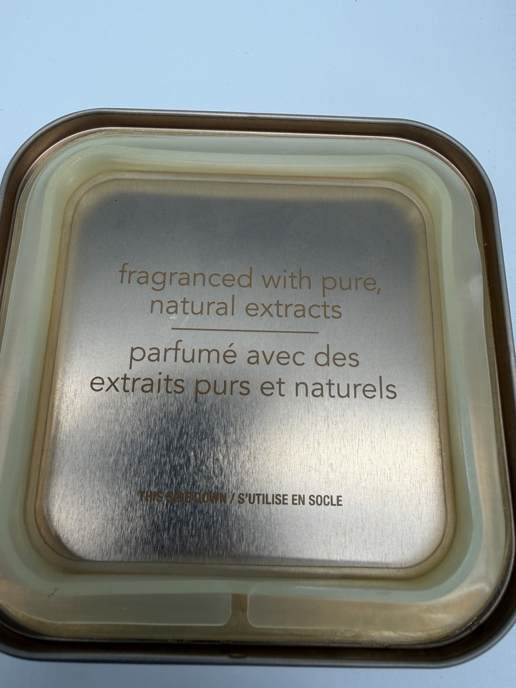 Yankee Candle Elevation Magnolia & Lily 552g – underside of platform lid